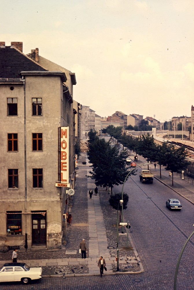 Berlin, 1966 – Gebäude mit Ladenschild an der Bernauer Straße/Ackerstraße (Fotograf: )