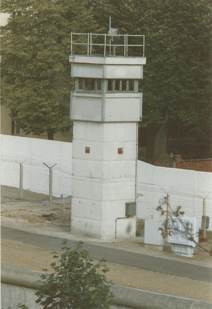 Berlin, ca. 1984 – Wachturm Typ BT-9 an der Bernauer Straße/Ackerstraße (Fotograf: )