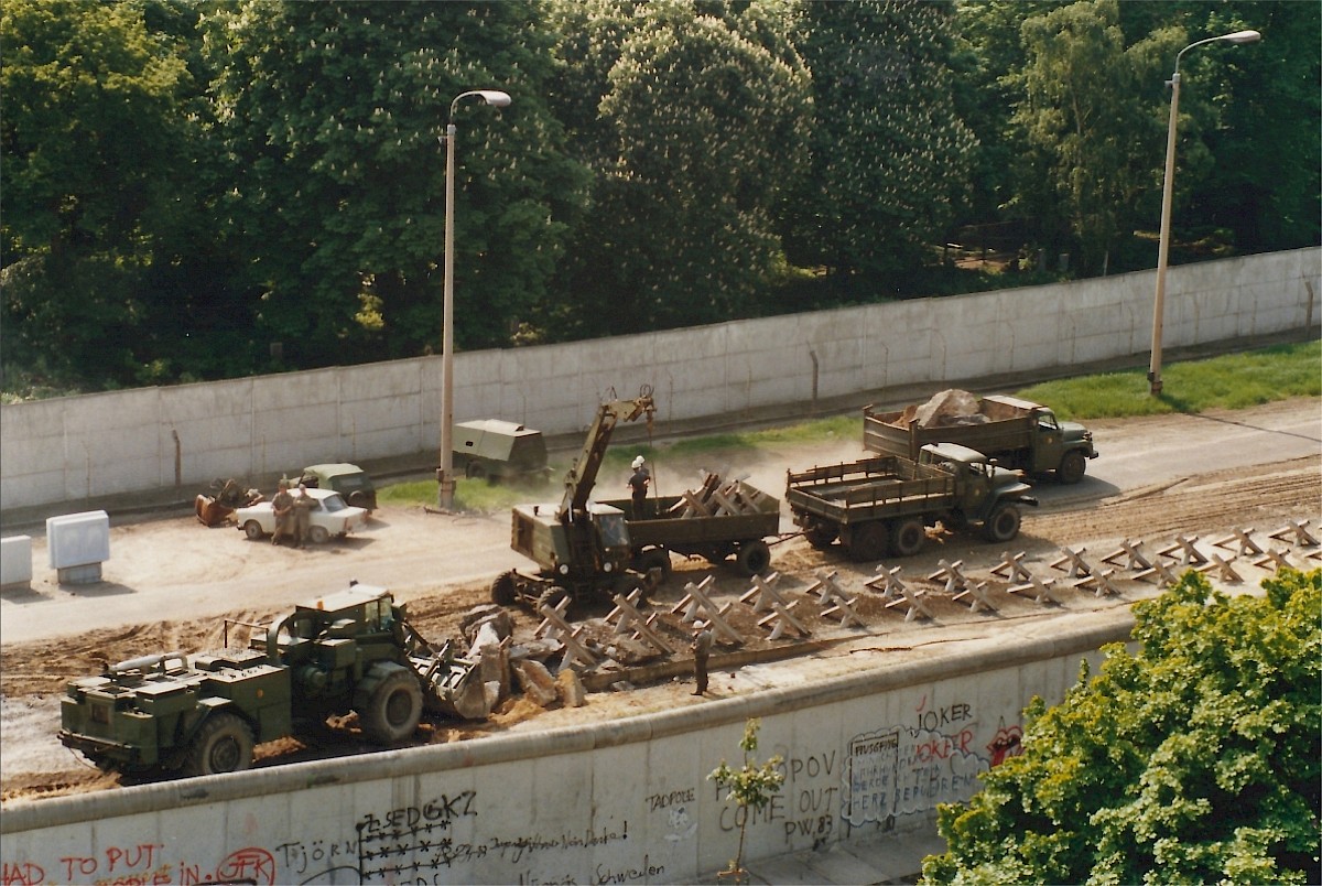 Berlin, 1984 – Abbau der Fahrzeugsperren im Grenzstreifen an der Bernauer Straße (Fotograf: )