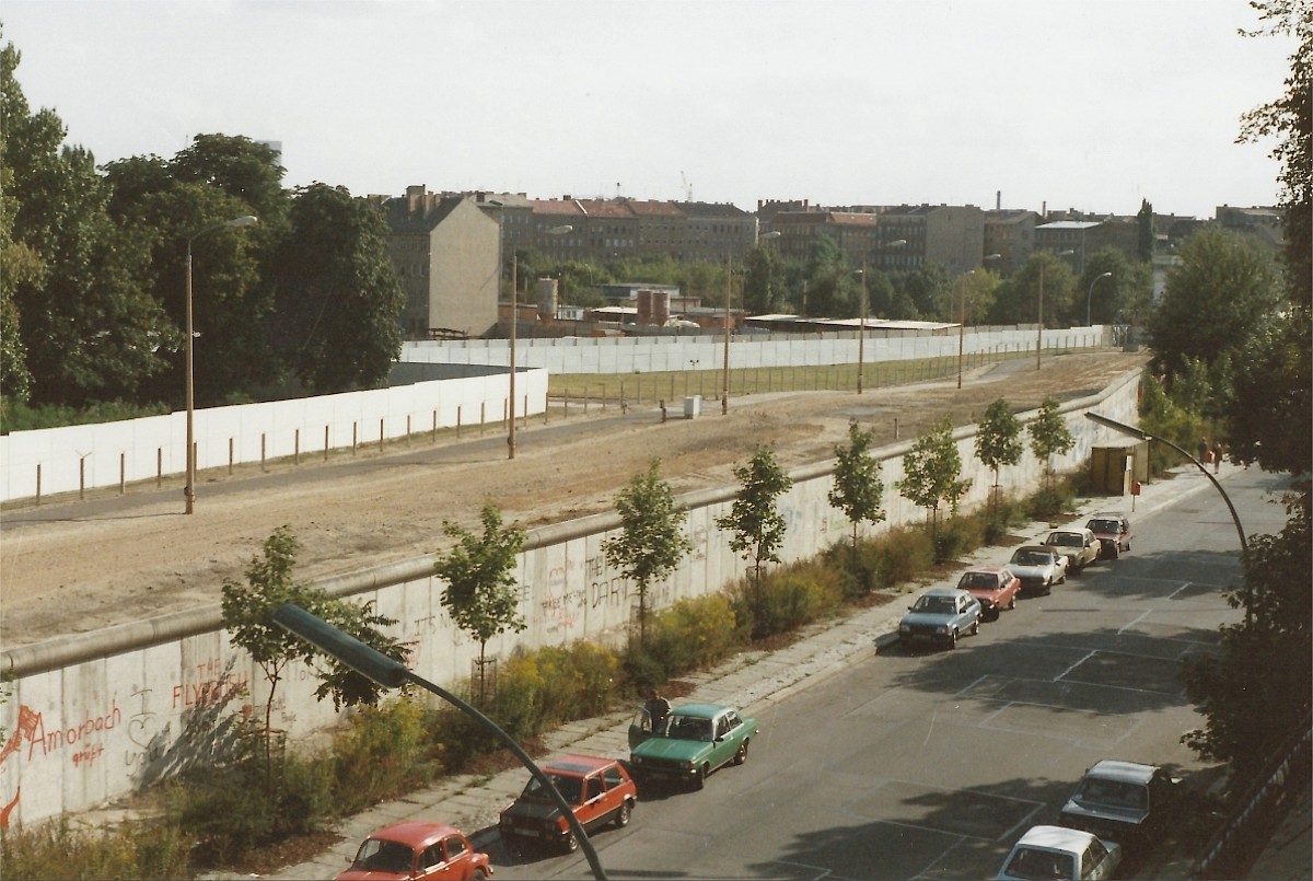 Berlin, ca. 1986 – Grenzstreifen und parkende PKW an der Bernauer Straße (Fotograf: )