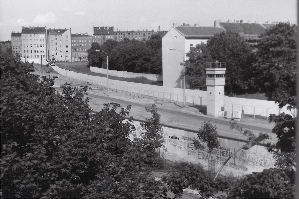 Berlin, ca. 1985 – Grenzstreifen mit Wachturm an der Bernauer Straße/Ackerstraße (Fotograf: )