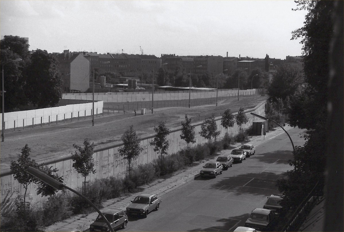 Berlin, ca. 1985 – Grenzstreifen und parkende PKW an der Bernauer Straße/Bergstraße (Fotograf: )