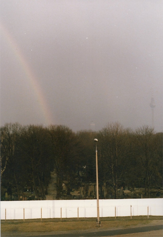Berlin, ca. 1985 – Blick auf Sophienfriedhof und Grenzstreifen mit Regenbogen (Fotograf: )