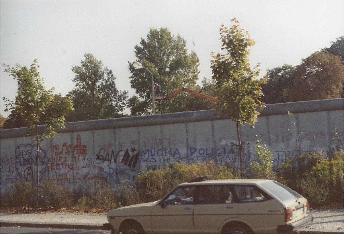 Berlin, ca. 1985 – PKW vor der mit Graffiti bemalten Grenzmauer 75 (Fotograf: )