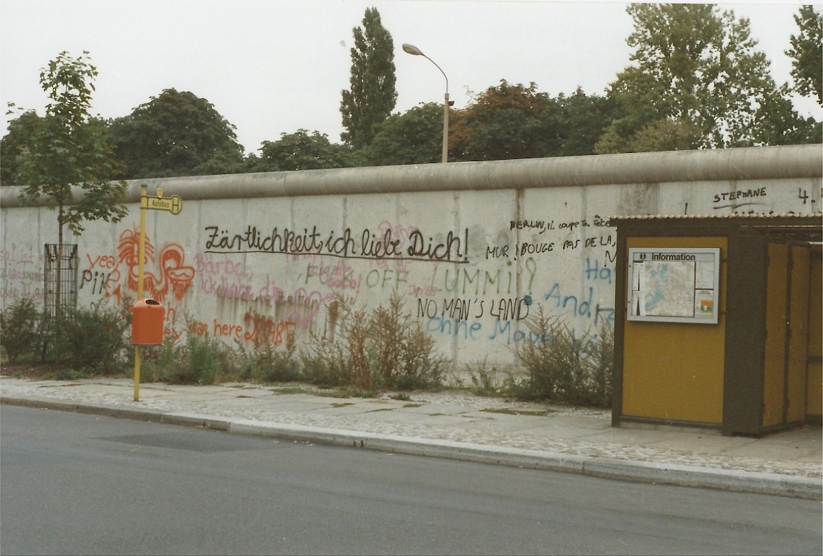 Berlin, ca. 1985 – Autobus-Haltestelle an der Grenzmauer der Bernauer Straße/Bergstraße (Fotograf: )