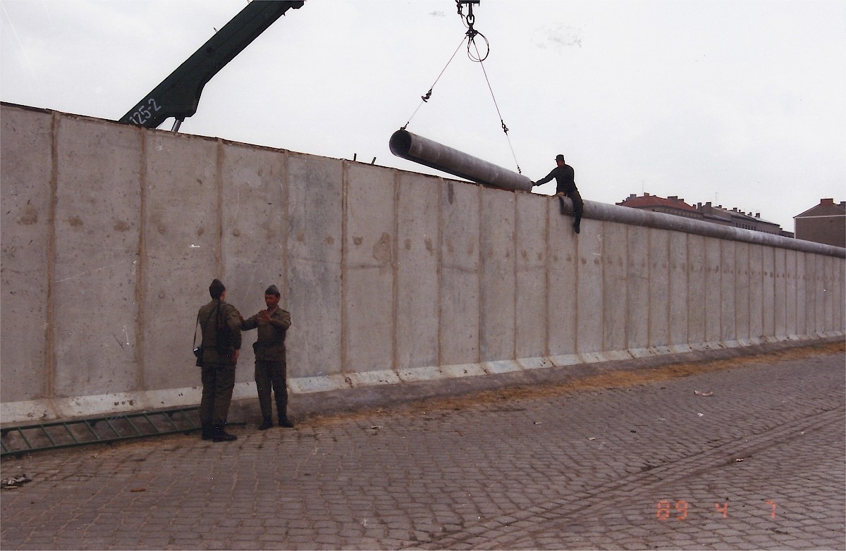 Berlin, 7. April 1989  – Letzter Ausbau der Grenzanlagen an der Bernauer Straße (Fotograf: )