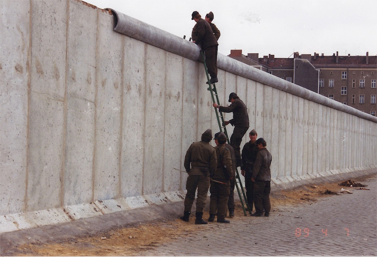 Berlin, 7. April 1989  – Grenzsoldaten an der Bernauer Straße während des letzten Mauerausbaus (Fotograf: )
