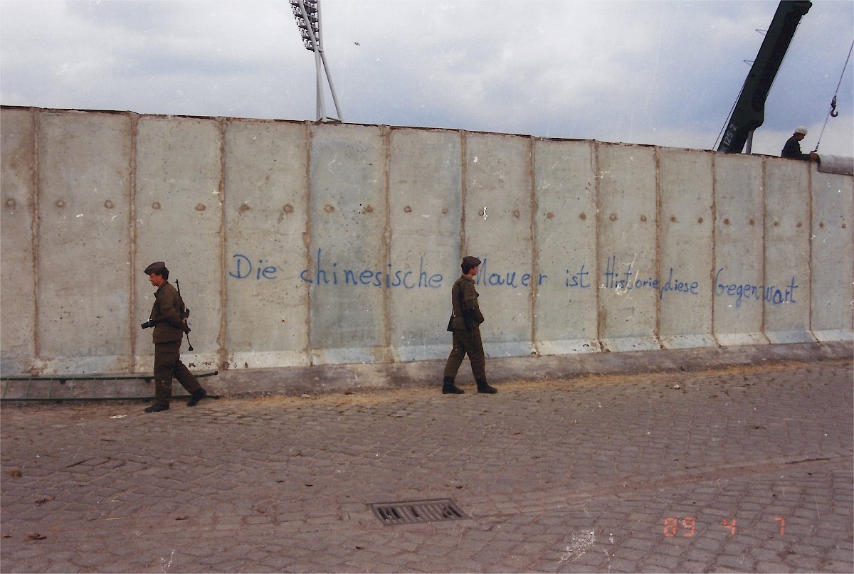 Berlin, 7. April 1989  – Grenzsoldaten an der Grenzmauer während der letzten Ausbauphase (Fotograf: )
