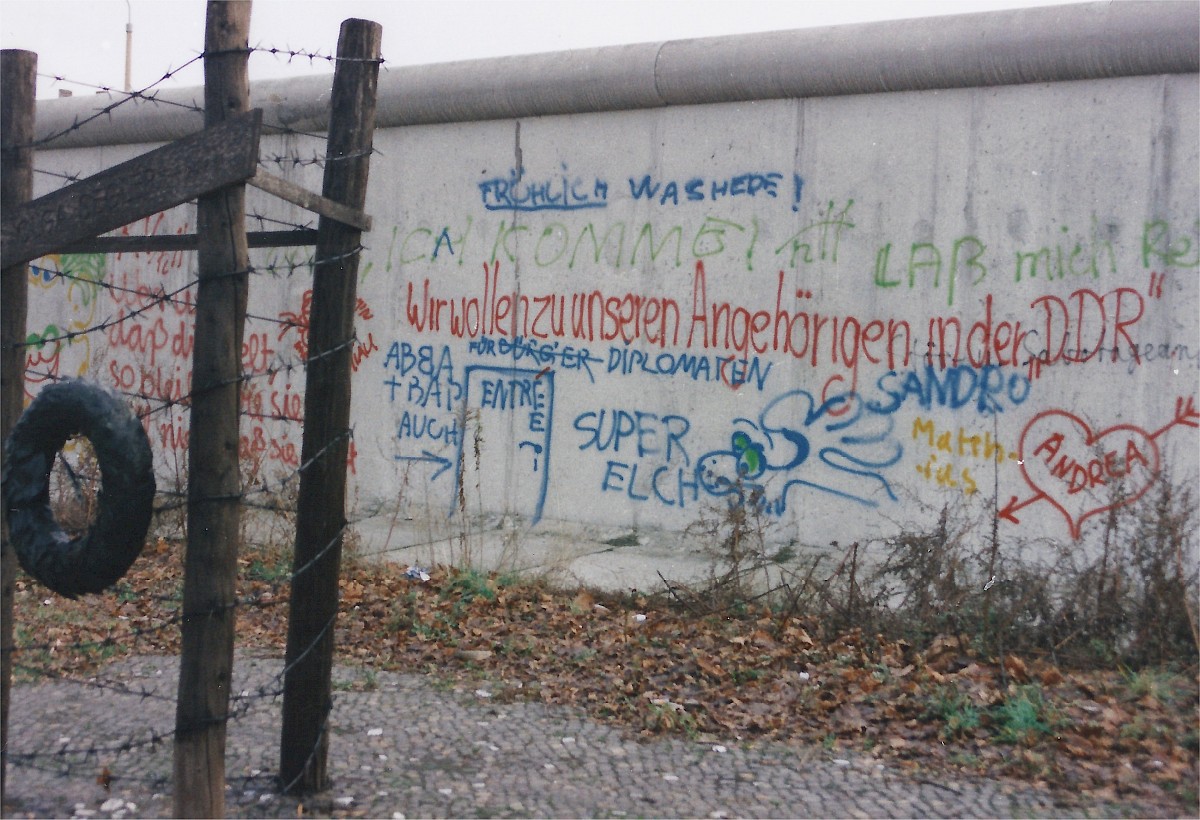 Berlin, 1988 – Gedenkzeichen für Olga Segler vor der Grenzmauer mit Graffiti (Fotograf: )