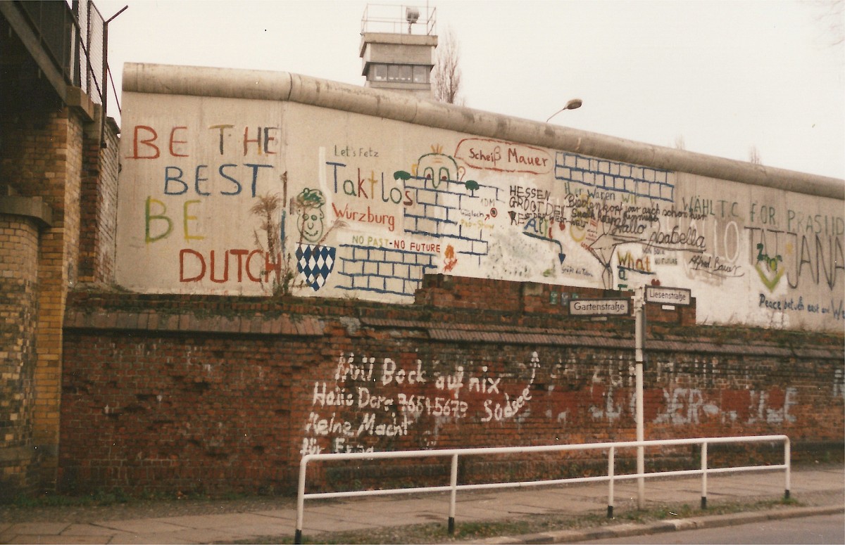 Berlin, 1988 – Mit Graffiti bemalte Grenzmauer an der Liesenbrücke (Fotograf: )