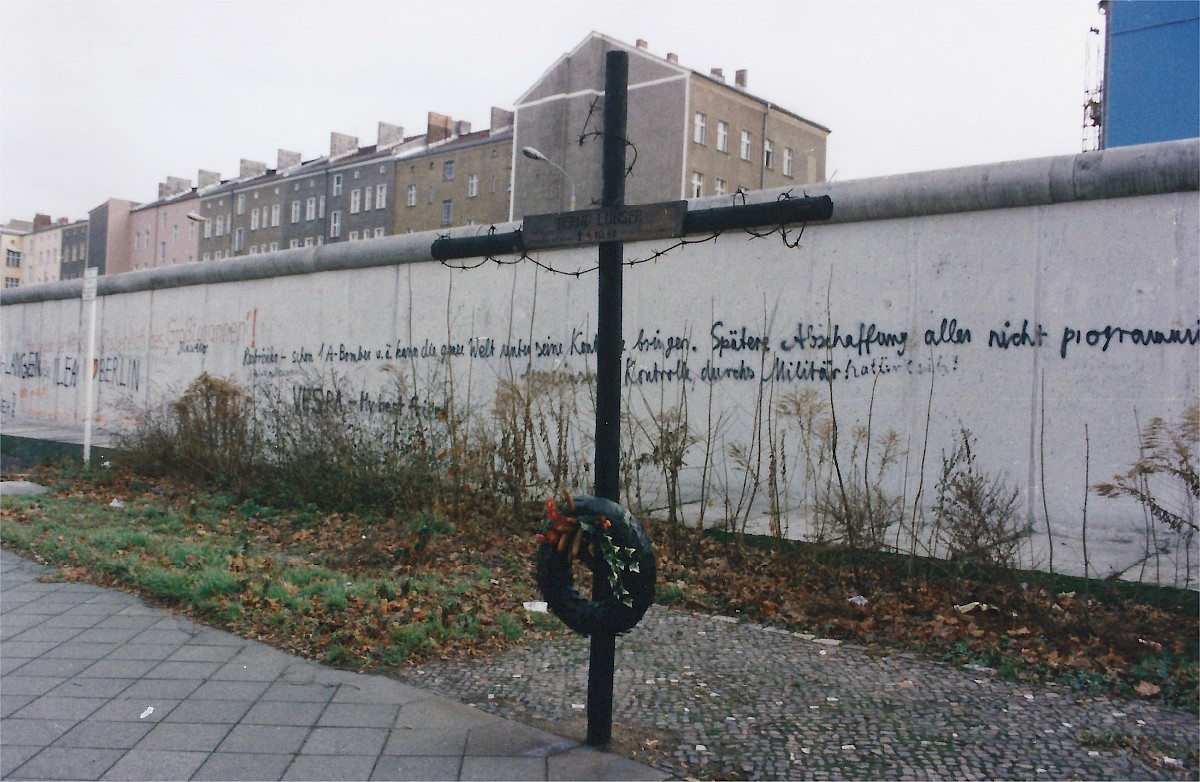 Berlin, 1988 – Gedenkzeichen für Bernd Lünser an der Bernauer Straße/Brunnenstraße (Fotograf: )