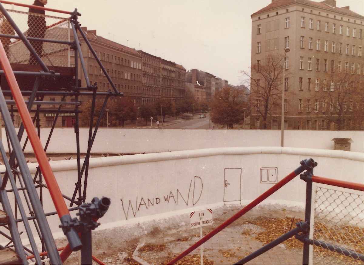 Berlin, 1982 – Grenzstreifen und Aussichtsplattform an der Eberswalder Straße (Fotograf: )