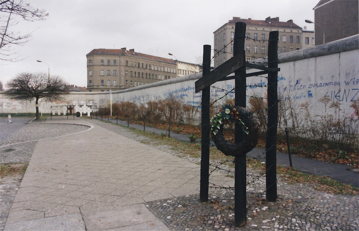 Berlin, 1982 – Gedenkzeichen für Ida Siekmann und Weiße Kreuze an der Schwedter Straße (Fotograf: )